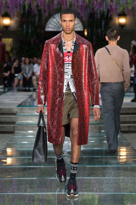 versace spring 2019 men& 39|Versace Spring / Summer 2019 Men's Runway Show .